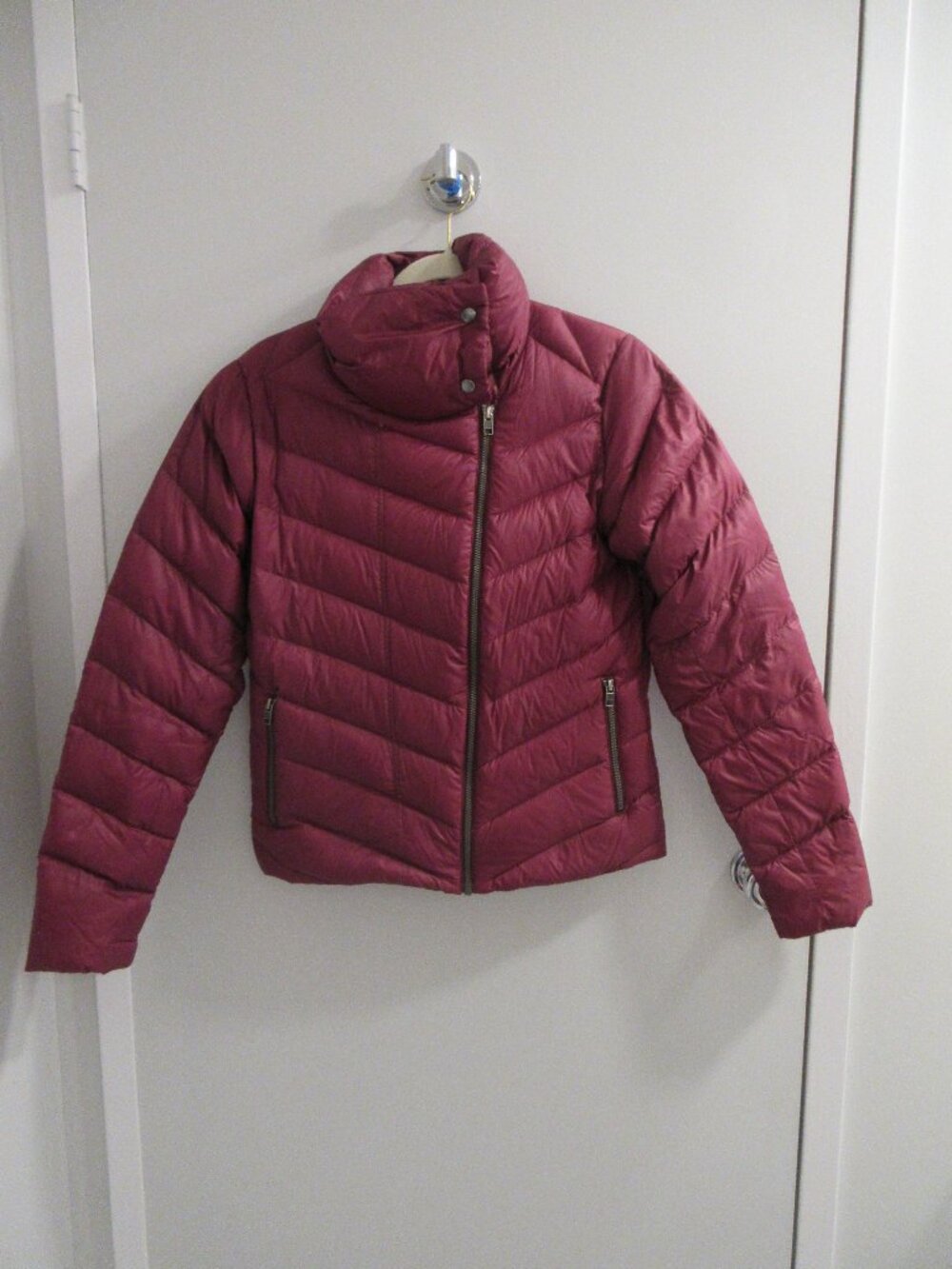 Patagonia Prow Puffer Jacket Women’s Medium Maroon Duck Down Coat High Neck Sz M